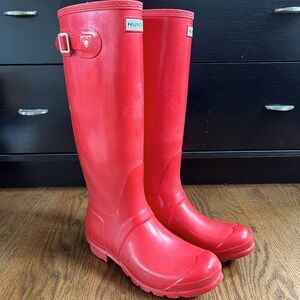 HUNTER Original Tall Gloss Rain Boots in Military Red